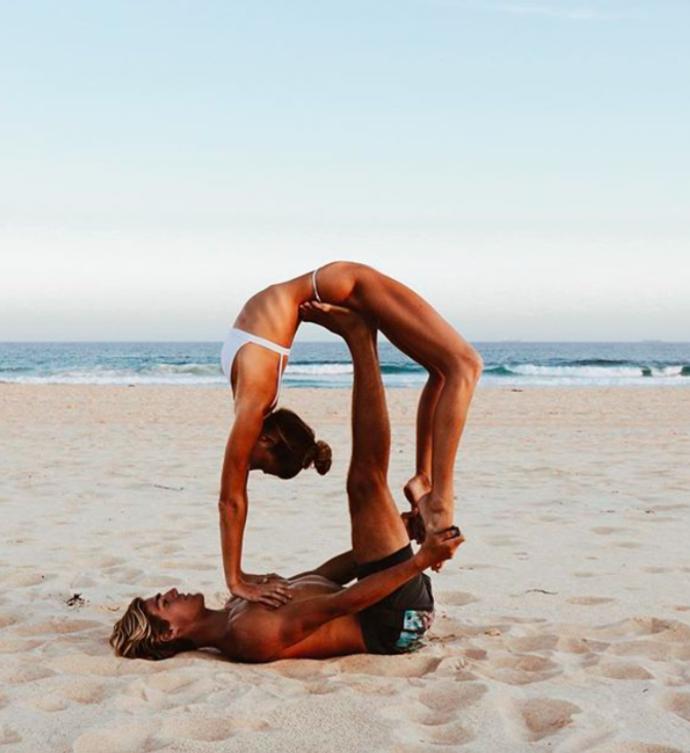 Do cvičení jógy můžete uvrtat i svou drahou polovičku. Rozhodně si užijete spoustu legrace. 