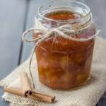 Broskvový džem s rumem a skořicí:

Suroviny:

1 kg broskví,
1 balíček Gelfixu 2 : 1,
500 g cukru krupice,
6 lžic rumu,
1 lžička mleté skořice,
1 lžíce citronové šťávy.

Postup:

Nechcete-li mít v džemu slupičky, broskve nejprve je oloupejte. Nejsnáze to jde tak, že plody v hrnci spaříte vroucí vodou, necháte dvě minuty stát, poté přelijete vodou studenou – a pak jednoduše oloupejte.

Ovoce vypeckujte, pokrájejte na kousky a spolu se skořicí přiveďte k varu a deset minut povařte. Přidejte Gelfix (nebo jiný želírovací prostředek) smíchaný se lžící cukru, minutu povařte a vsypte zbylý cukr. Míchejte a podle tuhosti ovoce vařte dalších asi deset minut, až má džem dobrou konzistenci.

Vmíchejte citronovou šťávu a rum a opatrně rozdělte do vymytých a vroucí vodou vypláchnutých sklenic tak, abyste se nedotkli okrajů. Zavíčkujte, případně otočte dnem vzhůru, a nechte vychladnout.