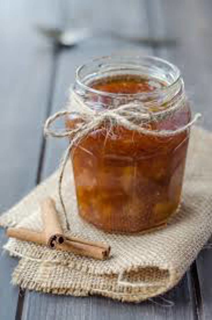 Broskvový džem s rumem a skořicí:

Suroviny:

1 kg broskví,
1 balíček Gelfixu 2 : 1,
500 g cukru krupice,
6 lžic rumu,
1 lžička mleté skořice,
1 lžíce citronové šťávy.

Postup:

Nechcete-li mít v džemu slupičky, broskve nejprve je oloupejte. Nejsnáze to jde tak, že plody v hrnci spaříte vroucí vodou, necháte dvě minuty stát, poté přelijete vodou studenou – a pak jednoduše oloupejte.

Ovoce vypeckujte, pokrájejte na kousky a spolu se skořicí přiveďte k varu a deset minut povařte. Přidejte Gelfix (nebo jiný želírovací prostředek) smíchaný se lžící cukru, minutu povařte a vsypte zbylý cukr. Míchejte a podle tuhosti ovoce vařte dalších asi deset minut, až má džem dobrou konzistenci.

Vmíchejte citronovou šťávu a rum a opatrně rozdělte do vymytých a vroucí vodou vypláchnutých sklenic tak, abyste se nedotkli okrajů. Zavíčkujte, případně otočte dnem vzhůru, a nechte vychladnout.