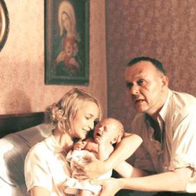 Petr Jarchovský později pro Divadlo Na Jezerce přepracoval scénář filmu do stejnojmenného divadelního představení. Na snímku Anna Šišková a Jaroslav Dušek.