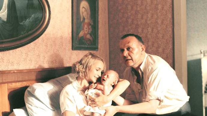 Petr Jarchovský později pro Divadlo Na Jezerce přepracoval scénář filmu do stejnojmenného divadelního představení. Na snímku Anna Šišková a Jaroslav Dušek.