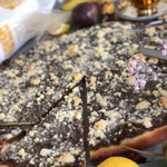 Valašské hruškové frgály ze špaldové mouky podle Josefa Maršálka:

Suroviny:

Těsto:
500 g Pernerka BIO špaldová hladká mouka
100 g sádlo
250 g mléko
2 žloutky
20 g droždí
75 g cukr krupice
5 g mořská sůl.

Náplň:
4 kg hrušky, nejlépe plošťky
100 g melasa 
100 g hnědý cukr 
100 g rum
10 g mletý badyán
1 g skořice.

Drobenka:
110 g hladká špaldová mouka Pernerka BIO
55 g máslo
55 g cukr krupice
špetka soli.

Na dokončení:
200 g másla na pomazání
mletý perník na posypání
rum podle chuti.

Postup:

Těsto: Do vlažného mléka rozdrobíme droždí a necháme vzejít kvásek. Přidáme zbylé ingredience a vypracujeme hladké a lesklé těsto. Necháme v teple hodinu a půl odpočívat. Máme spoustu času na přípravu náplně a drobenky.
Náplň: hrušky vyjádřincujeme a na masovém mlýnku umeleme. Spolu se skořicí a badyánem pečeme do zhoustnutí asi 1 hodinu při 170 °C. Přidáme rum, cukr a melasu, dobře zamícháme a necháme zchladnout. 
Drobenka: Ze všech ingrediencí vypracujeme krásně sypkou drobenku. Dá se připravit i do zásoby a zamrazit.
Těsto rozdělíme na 4 bochánky, ukoulíme a na pomoučeném vále rozválíme do kruhu o průměru 30 cm. Přeneseme na pečicí papír a okraje potřeme rozpuštěným máslem. Na každý pak naneseme hruškovou náplň a dobře rozetřeme; posypeme drobenkou a necháme v teple asi hodinu kynout. Upečeme v rozpálené troubě při 200 °C asi 8-9 minut. Ihned po vytažení z trouby je pokapeme máslem, do kterého podle chuti přidáme rum. Posypeme strouhaným perníkem a za každou cenu se snažíme vydržet, dokud nevychladnou. Ideální s bílou kávou či meltou. 
