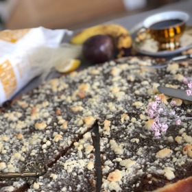 Valašské hruškové frgály ze špaldové mouky podle Josefa Maršálka:

Suroviny:

Těsto:
500 g Pernerka BIO špaldová hladká mouka
100 g sádlo
250 g mléko
2 žloutky
20 g droždí
75 g cukr krupice
5 g mořská sůl.

Náplň:
4 kg hrušky, nejlépe plošťky
100 g melasa 
100 g hnědý cukr 
100 g rum
10 g mletý badyán
1 g skořice.

Drobenka:
110 g hladká špaldová mouka Pernerka BIO
55 g máslo
55 g cukr krupice
špetka soli.

Na dokončení:
200 g másla na pomazání
mletý perník na posypání
rum podle chuti.

Postup:

Těsto: Do vlažného mléka rozdrobíme droždí a necháme vzejít kvásek. Přidáme zbylé ingredience a vypracujeme hladké a lesklé těsto. Necháme v teple hodinu a půl odpočívat. Máme spoustu času na přípravu náplně a drobenky.
Náplň: hrušky vyjádřincujeme a na masovém mlýnku umeleme. Spolu se skořicí a badyánem pečeme do zhoustnutí asi 1 hodinu při 170 °C. Přidáme rum, cukr a melasu, dobře zamícháme a necháme zchladnout. 
Drobenka: Ze všech ingrediencí vypracujeme krásně sypkou drobenku. Dá se připravit i do zásoby a zamrazit.
Těsto rozdělíme na 4 bochánky, ukoulíme a na pomoučeném vále rozválíme do kruhu o průměru 30 cm. Přeneseme na pečicí papír a okraje potřeme rozpuštěným máslem. Na každý pak naneseme hruškovou náplň a dobře rozetřeme; posypeme drobenkou a necháme v teple asi hodinu kynout. Upečeme v rozpálené troubě při 200 °C asi 8-9 minut. Ihned po vytažení z trouby je pokapeme máslem, do kterého podle chuti přidáme rum. Posypeme strouhaným perníkem a za každou cenu se snažíme vydržet, dokud nevychladnou. Ideální s bílou kávou či meltou. 
