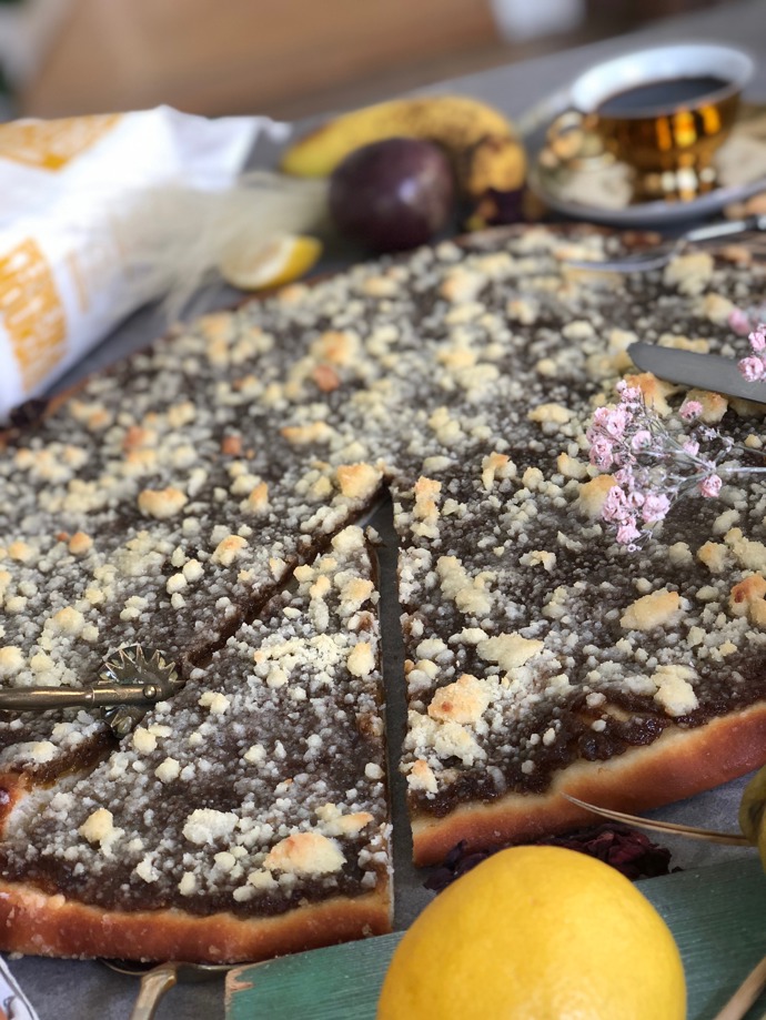 Valašské hruškové frgály ze špaldové mouky podle Josefa Maršálka:

Suroviny:

Těsto:
500 g Pernerka BIO špaldová hladká mouka
100 g sádlo
250 g mléko
2 žloutky
20 g droždí
75 g cukr krupice
5 g mořská sůl.

Náplň:
4 kg hrušky, nejlépe plošťky
100 g melasa 
100 g hnědý cukr 
100 g rum
10 g mletý badyán
1 g skořice.

Drobenka:
110 g hladká špaldová mouka Pernerka BIO
55 g máslo
55 g cukr krupice
špetka soli.

Na dokončení:
200 g másla na pomazání
mletý perník na posypání
rum podle chuti.

Postup:

Těsto: Do vlažného mléka rozdrobíme droždí a necháme vzejít kvásek. Přidáme zbylé ingredience a vypracujeme hladké a lesklé těsto. Necháme v teple hodinu a půl odpočívat. Máme spoustu času na přípravu náplně a drobenky.
Náplň: hrušky vyjádřincujeme a na masovém mlýnku umeleme. Spolu se skořicí a badyánem pečeme do zhoustnutí asi 1 hodinu při 170 °C. Přidáme rum, cukr a melasu, dobře zamícháme a necháme zchladnout. 
Drobenka: Ze všech ingrediencí vypracujeme krásně sypkou drobenku. Dá se připravit i do zásoby a zamrazit.
Těsto rozdělíme na 4 bochánky, ukoulíme a na pomoučeném vále rozválíme do kruhu o průměru 30 cm. Přeneseme na pečicí papír a okraje potřeme rozpuštěným máslem. Na každý pak naneseme hruškovou náplň a dobře rozetřeme; posypeme drobenkou a necháme v teple asi hodinu kynout. Upečeme v rozpálené troubě při 200 °C asi 8-9 minut. Ihned po vytažení z trouby je pokapeme máslem, do kterého podle chuti přidáme rum. Posypeme strouhaným perníkem a za každou cenu se snažíme vydržet, dokud nevychladnou. Ideální s bílou kávou či meltou. 
