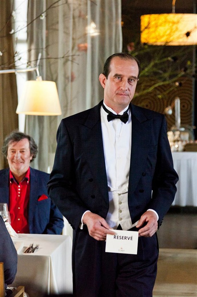 Bohuš si postavil ohromné sídlo ve farmářském stylu obklopeném zoologickou zahradou. Má rád svou dceru (Anna Polívková) a visí na šestiletém vnukovi, jehož učí jízdě na koni.