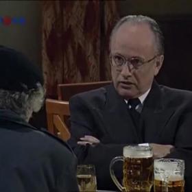 Z tělocvikáře Jonáše, kterého hrál Václav Knop, se měl stát poslanec.
