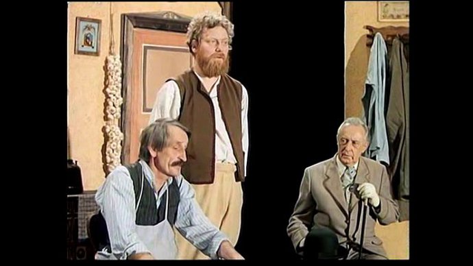 Natáčelo se v divadle Solidarita, kde skutečně soubor kdysi působil.