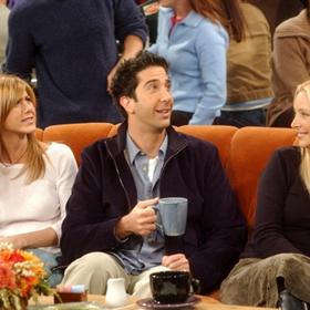 Ze sitcomu se stal opravdový hit, který sledovaly a sledují generace diváků.