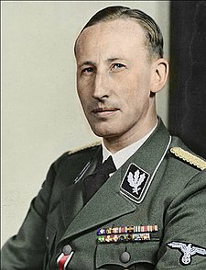 Reinhard Heydrich, nacistický bůh smrti, který z hloubi duše nenáviděl Židy, Romy i Čechy. Pomstou za jeho smrt bylo vyhlazení Lidic.