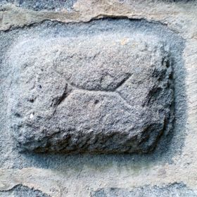 Na plášti věže jsou vyryty tajemné značky podobné germánským runám. Podle pověstí jde o ochranné symboly.