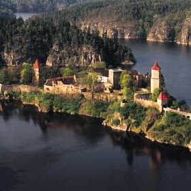 Na skalnatém ostrohu na soutoku řek Vltavy a Otavy stojí středověký hrad Zvíkov, který patří k nejnavštěvovanějším českým památkám. Milují ho turisté i ctitelé záhad, protože je opředený zajímavými pověstmi.