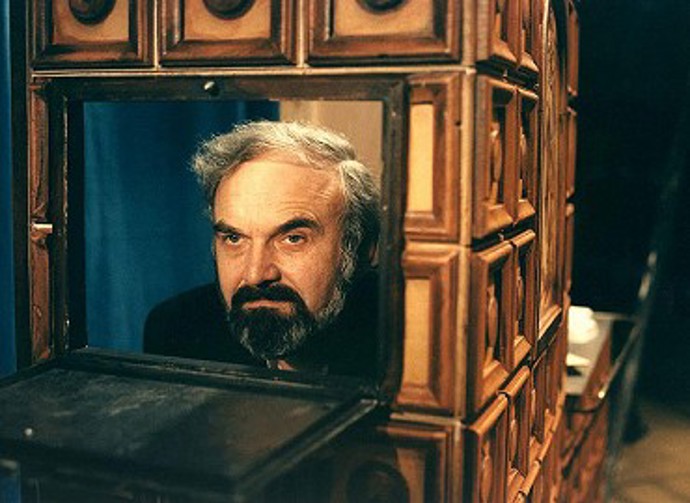 Zdeněk Svěrák později prohlásil, že z filmu nejde vlastně ani poznat, že byl natočený před revolucí...