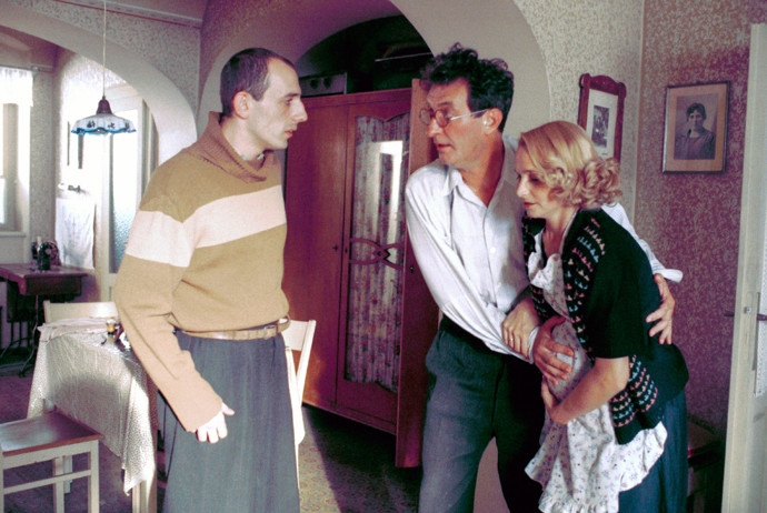 Jeho osobní situaci značně zkomplikuje blížící se konec války, kdy mu hrozí nebezpečí jak ze strany Němců, tak i „poctivých“ českých spoluobčanů. Na snímku Csongor Kassai, Anna Šišková a Boleslav Polívka.