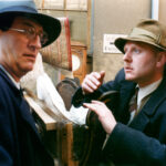 Bezdětní manželé Čížkovi (Anna Šišková a Boleslav Polívka) se rozhodnou v roce 1943 ukrývat v tajné spíži svého bytu židovského uprchlíka Davida Wienera, jenž je synem Čížkova bývalého zaměstnavatele. Na snímku Bolek Polívka s Jaroslavem Duškem.