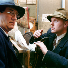 Bezdětní manželé Čížkovi (Anna Šišková a Boleslav Polívka) se rozhodnou v roce 1943 ukrývat v tajné spíži svého bytu židovského uprchlíka Davida Wienera, jenž je synem Čížkova bývalého zaměstnavatele. Na snímku Bolek Polívka s Jaroslavem Duškem.