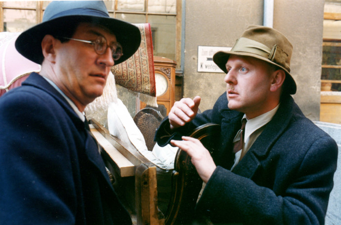 Bezdětní manželé Čížkovi (Anna Šišková a Boleslav Polívka) se rozhodnou v roce 1943 ukrývat v tajné spíži svého bytu židovského uprchlíka Davida Wienera, jenž je synem Čížkova bývalého zaměstnavatele. Na snímku Bolek Polívka s Jaroslavem Duškem.