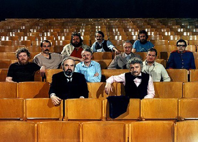 Zdeně Svěrák také uvedl, že zpětně je vlastně dobře, že na ně tlačily různé instituce. Kdyby se jejich hry všem líbily, neměli by potřebu psát další.