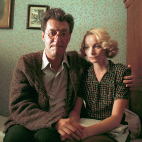 Čížek si uvědomuje nebezpečí, do něhož přivedl svou domácnost i sousedy, avšak pomoc bližnímu v nouzi považuje za samozřejmou věc. Zároveň ale umírá strachy... (Boleslav Polívka, Anna Šišková)