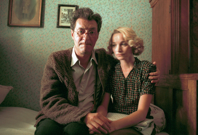 Čížek si uvědomuje nebezpečí, do něhož přivedl svou domácnost i sousedy, avšak pomoc bližnímu v nouzi považuje za samozřejmou věc. Zároveň ale umírá strachy... (Boleslav Polívka, Anna Šišková)