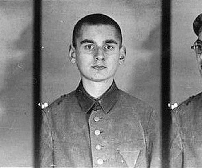 Koncentrační tábor v Osvětimi byl založen v roce 1940 a postupem času se rozrostl do obřích rozměrů. Stala se z něj továrna na smrt, za jejímiž zdmi skončila většina deportovaných v plynových komorách.