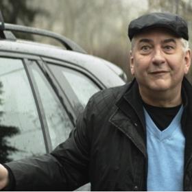 Tali je přítelkyně pasáka Reného, který ji Cyrilovi na akci do Tater pronajal.