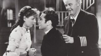 Rodinu tvoří ještě bodrá maminka Parthy. Na lodi se pro cestující pořádají zábavné programy, jejichž hlavní hvězdou je půvabná Julie LaVerne. 