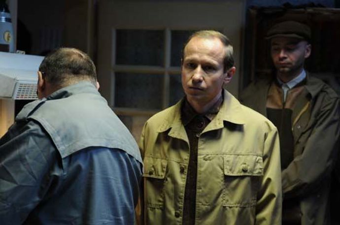 Antonín, příslušník tajné policie, je vnitřně neklidný, možná až psychopatický násilník, plný neartikulovaného vzteku a zoufalství.