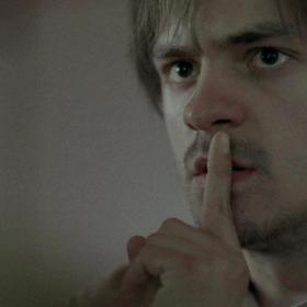 Hrdina filmu Konfident Adam pracuje po absolvování základní vojenské služby jako dispečer na sportovním letišti poblíž někdejší západní hranice Československa, kde prožívá i vojenskou invazi v srpnu 1968.