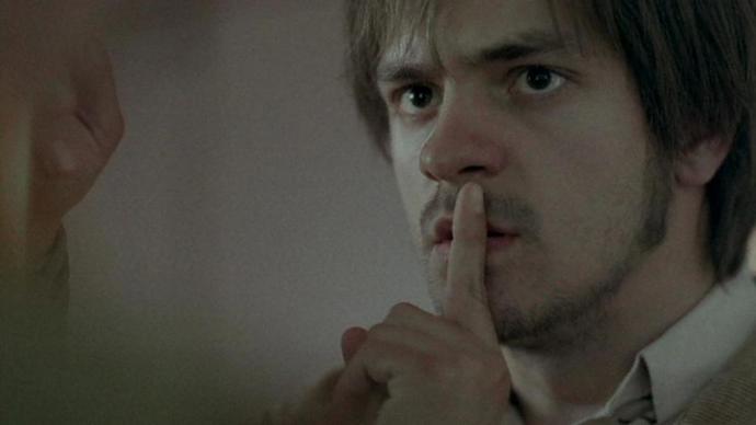 Hrdina filmu Konfident Adam pracuje po absolvování základní vojenské služby jako dispečer na sportovním letišti poblíž někdejší západní hranice Československa, kde prožívá i vojenskou invazi v srpnu 1968.