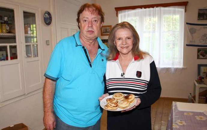 Od r. 1984 byl jejím třetím manželem tanečník Jan Kolomazník .