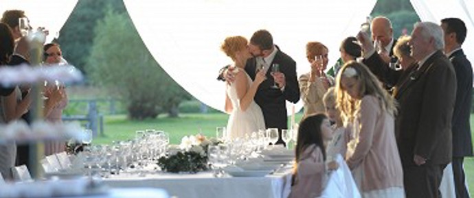 Radima to naštve a odváží neznámého hosta pryč. Vychází najevo, že se znají a Jan Benda se ve skutečnosti jmenuje Aleš.