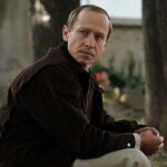 Znuděný vším okolo sebe nasměruje své démony ke zdánlivě čistému, spíše ale neuchopitelnému bodu – k mladé ženě Kláře.