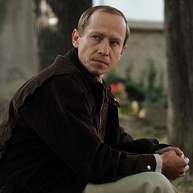 Znuděný vším okolo sebe nasměruje své démony ke zdánlivě čistému, spíše ale neuchopitelnému bodu – k mladé ženě Kláře.