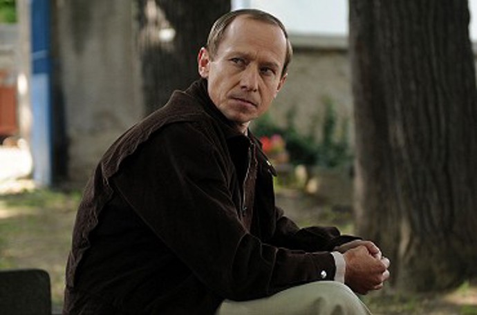 Znuděný vším okolo sebe nasměruje své démony ke zdánlivě čistému, spíše ale neuchopitelnému bodu – k mladé ženě Kláře.