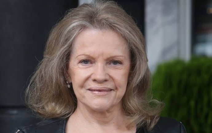 V době normalizace nemohla jezdit na západ – zde sehrála svou roli emigrace jejího prvního (Milan Pilar) i druhého (Jaromír Mayer) manžela; v roce 1977, aby vůbec mohla i nadále vystupovat, podepsala tzv. Antichartu.