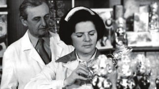 V roce 1976 byla zvolena do ÚV KSČ a stala se také předsedkyní nově vzniklého Svazu českých dramatických umělců, kterou zůstala až do jeho zániku v roce 1990.