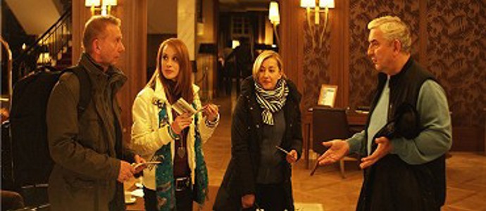 V jeho automobilu značky BMW na něj čeká těhotná partnerka Tali, která má ráda pěkné věci.