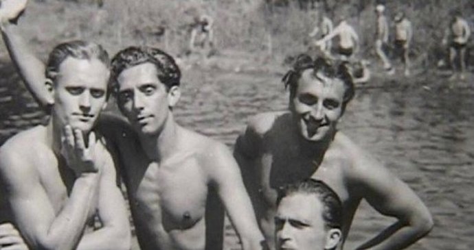 V osobním životě byl Ilja Prachař velkým příznivcem fotbalového klubu Slavia. Na přelomu osmdesátých a devadesátých let byl dokonce sedm let předsedou občanského sdružení Odboru přátel Slavie.