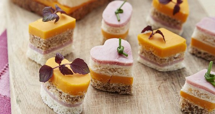 Jednohubky:

Suroviny:

tenké plátky chleba 
150 g konzerva rybiček 
1/2 jablka (velkého) 
majonéza (nebo hustý bílý jogurt) 
máslo 
ředkvička 
červená cibule 
pažitka formičky (na linecké pečivo).

Následně pokračujeme jako při tvorbě jednohubek.
