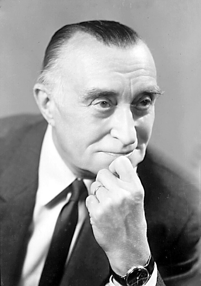 Narodil se na pražském předměstí Žižkově jako syn cvičitele hasičského sboru Antonína Nového a Cecilie rozené Valentové. Po smrti matky se otec v roce 1910 znovu oženil.