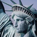 Na pomoc při stavbě konstrukce si zavolal i slavného Gustava Eiffela, díky němuž byla pro sochu vytvořena železná kostra s flexibilními vlastnostmi, což znamenalo, že jí nevadil ani silnější vítr a socha se nerozlomila na několik částí. 