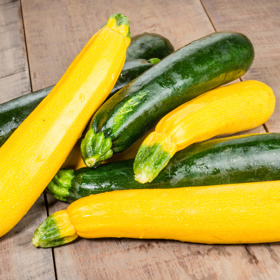 Cuketová čalamáda:
Suroviny:
3 kg oloupané cukety bez jadérek, 1 kg bílé papriky, 4 ks červené papriky, 1 kg cibule, 1 balíček Laka LABETA, 300 g cukru, 0,3 l octa.
Postup:
Cukety, cibule a papriky nakrájíme na jemné kostičky. Vše smícháme s Lakem, cukrem, octem a necháme odležet asi 1 hodinu. Odleželou čalamádu napěchujeme do zavařovacích skleniček i se šťávou a sterilujeme na 80 st. C asi 25 minut.