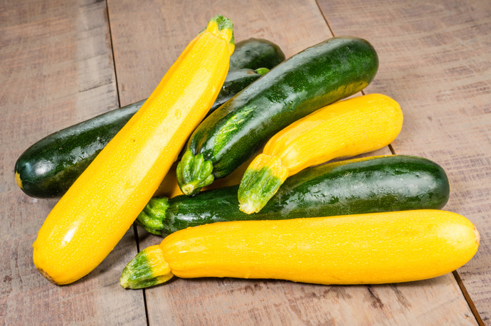Cuketová čalamáda:

Suroviny:

3 kg oloupané cukety bez jadérek, 1 kg bílé papriky, 4 ks červené papriky, 1 kg cibule, 1 balíček Laka LABETA, 300 g cukru, 0,3 l octa.

Postup:

Cukety, cibule a papriky nakrájíme na jemné kostičky. Vše smícháme s Lakem, cukrem, octem a necháme odležet asi 1 hodinu. Odleželou čalamádu napěchujeme do zavařovacích skleniček i se šťávou a sterilujeme na 80 st. C asi 25 minut. 