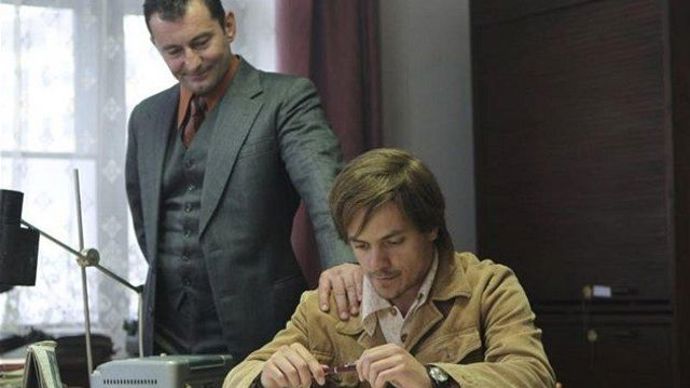 Stane se profesionálním agentem, jehož prací je odposlouchávat lidi a shromažďovat na ně kompromitující materiály.