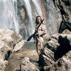 Ten je ujistí o svých úmyslech a požádá je, aby předali náčelníkovi Bílému Buvolu poselství s výzvou, aby byl loajální vládě, která mu na oplátku slibuje větší území pro jeho kmen. 