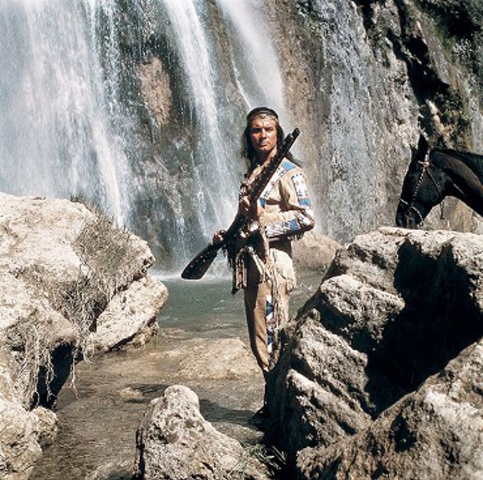 Ten je ujistí o svých úmyslech a požádá je, aby předali náčelníkovi Bílému Buvolu poselství s výzvou, aby byl loajální vládě, která mu na oplátku slibuje větší území pro jeho kmen. 