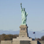 V následujících měsících se Bartholdimu podařilo postavit nejen hlavu sochy, ale i její ruku s pochodní a jednotlivé části představil veřejnosti v Paříži, ale i americké Filadelfii.