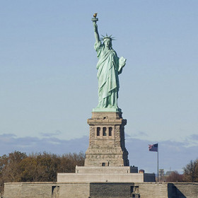 V následujících měsících se Bartholdimu podařilo postavit nejen hlavu sochy, ale i její ruku s pochodní a jednotlivé části představil veřejnosti v Paříži, ale i americké Filadelfii.