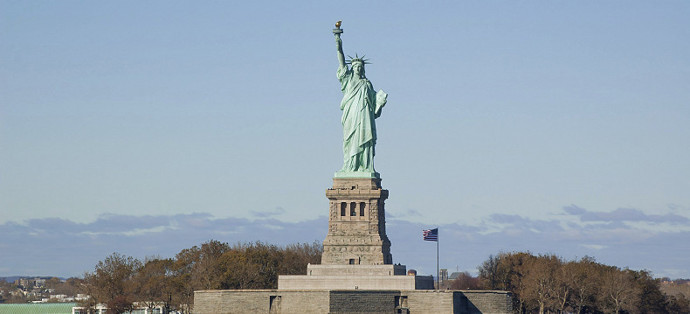 V následujících měsících se Bartholdimu podařilo postavit nejen hlavu sochy, ale i její ruku s pochodní a jednotlivé části představil veřejnosti v Paříži, ale i americké Filadelfii.