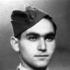 Tadeusz Wiejowski se do tábora se dostal 14. června 1940 v prvním transportu polských vězňů vypraveném z vězení v Tarnově. Bylo mu přiděleno vězeňské číslo 220. 